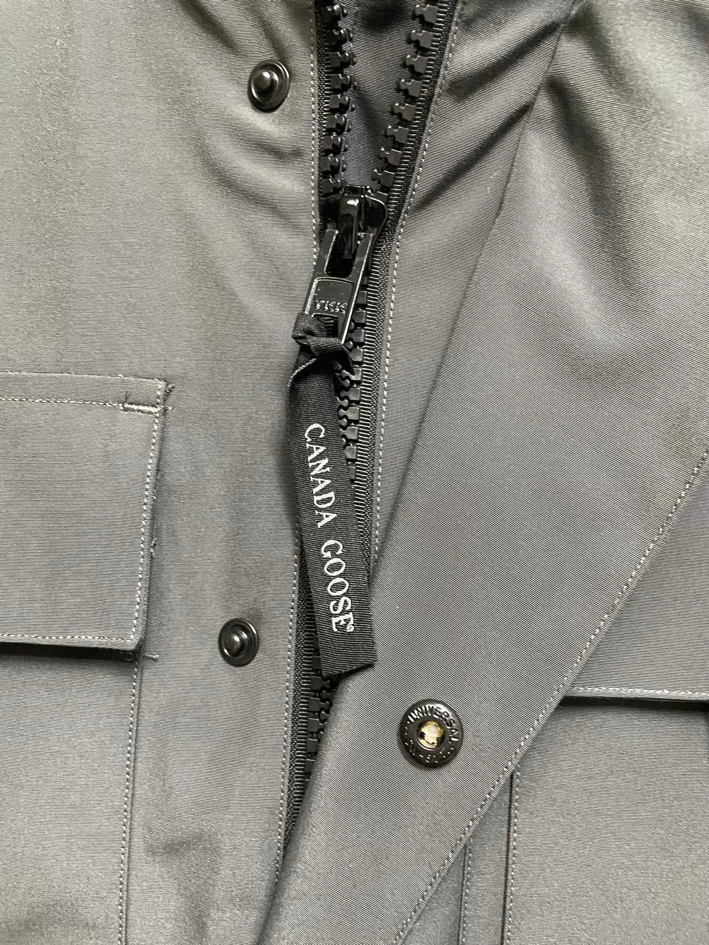 P800 forester men's new model black 24 models Canada Goose (Canada Goose) Men's model xs-xxl The highest version on the market! 🔥 Recommendation of single product for autumn and winter hard goods # Produced by OEM canada goose # The Canadian brand canada goose has always been recognized as the warmest down jacket, and its existence can often be seen in the winter street photos of various celebrities. I make Canada Goose every year, but I still can’t get rid of my love for it. No matter how cold the weather is, there’s no need to be afraid! Because this year, as always, we will provide you with ruthless goods and prepare large quantities of goods. I believe that the market has become a bit chaotic, but we are not afraid. Only good things are competitive, not comparing prices! No one is stupid enough to quote a high price and send old customers away! Look at price in the short term and quality in the long term! If you care about quality, please respect its price! If what you want is cheap, please don't expect good quality! You get what you pay for, this is the rule of the market! We really value quality. It is only worn by the one who understands you! Filling content: 90 international standard duck down! I won’t say much more, everyone sells their own goods! Regarding the down content, you can feel it with your hands. There is nothing wrong with good down. Another customer said that the clothes are very light, but the ones on the market are very heavy. For us insiders, adding some filament to the clothes will make them look bulging and heavy. But we won't do that! 🔥Pure original fidelity! 🔥Everyone who has been cooperating with us in the past few years knows that the large-scale wholesale market products are incomparable to us. You are welcome to visit the brick cabinet and then come to my home to buy! It is the legendary warmest down jacket. A goose and a single layer of clothing can withstand minus 20 degrees Celsius! Known as a must-have for Arctic outdoor sports! The most popular down jacket in the world, celebrities are rushing to buy it, it is a must-have!